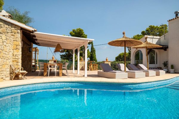 villa-terracota-ratan-piscina-cocina-exterior-01