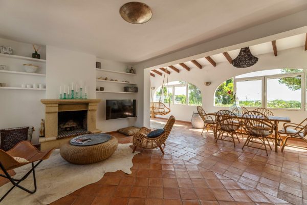villa-terracota-ratan-piscina-cocina-exterior-02