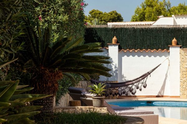 villa-terracota-ratan-piscina-cocina-exterior-07